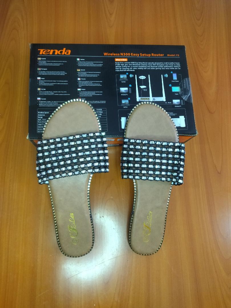 Ladies Slippers Beach Shoes Open Shoes Fashion Outer Wear Casual All-match Student Sandals and Slippers Slippers white
cutesy women slip-on sandal. comfortable and trendy