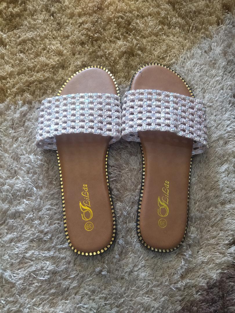 Ladies Slippers Beach Shoes Open Shoes Fashion Outer Wear Casual All-match Student Sandals and Slippers Slippers white
cutesy women slip-on sandal. comfortable and trendy