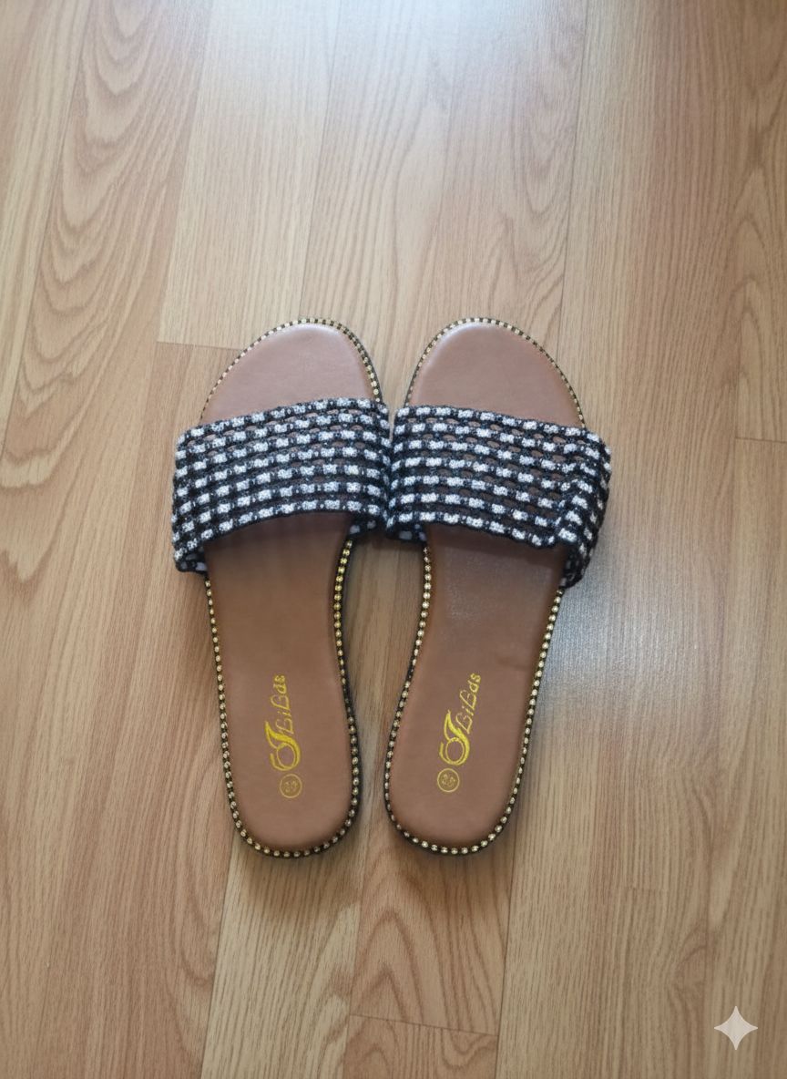 Ladies Slippers Beach Shoes Open Shoes Fashion Outer Wear Casual All-match Student Sandals and Slippers Slippers white
cutesy women slip-on sandal. comfortable and trendy