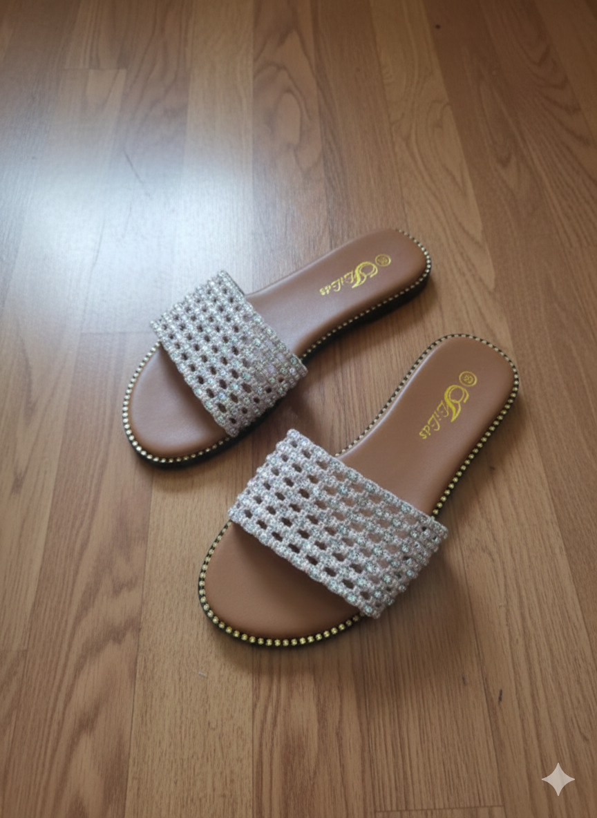 Ladies Slippers Beach Shoes Open Shoes Fashion Outer Wear Casual All-match Student Sandals and Slippers Slippers white
cutesy women slip-on sandal. comfortable and trendy