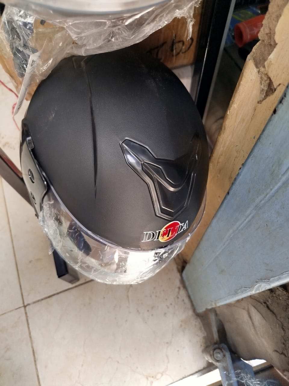 Motorcycle Helmet – Ride Safe, Ride Stylish!
Protect your head without compromising on style. This high-quality motorcycle helmet combines safety, comfort, and sleek design for every rider. Perfect fo