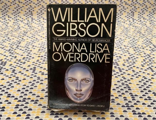 Monalisa Overdrive by William Gibson: Cyberpunk thriller, final book of the Sprawl Trilogy, futuristic technology, AI, and intrigue, includes free gifts1 sticky note and 1 highlighter bonus items
