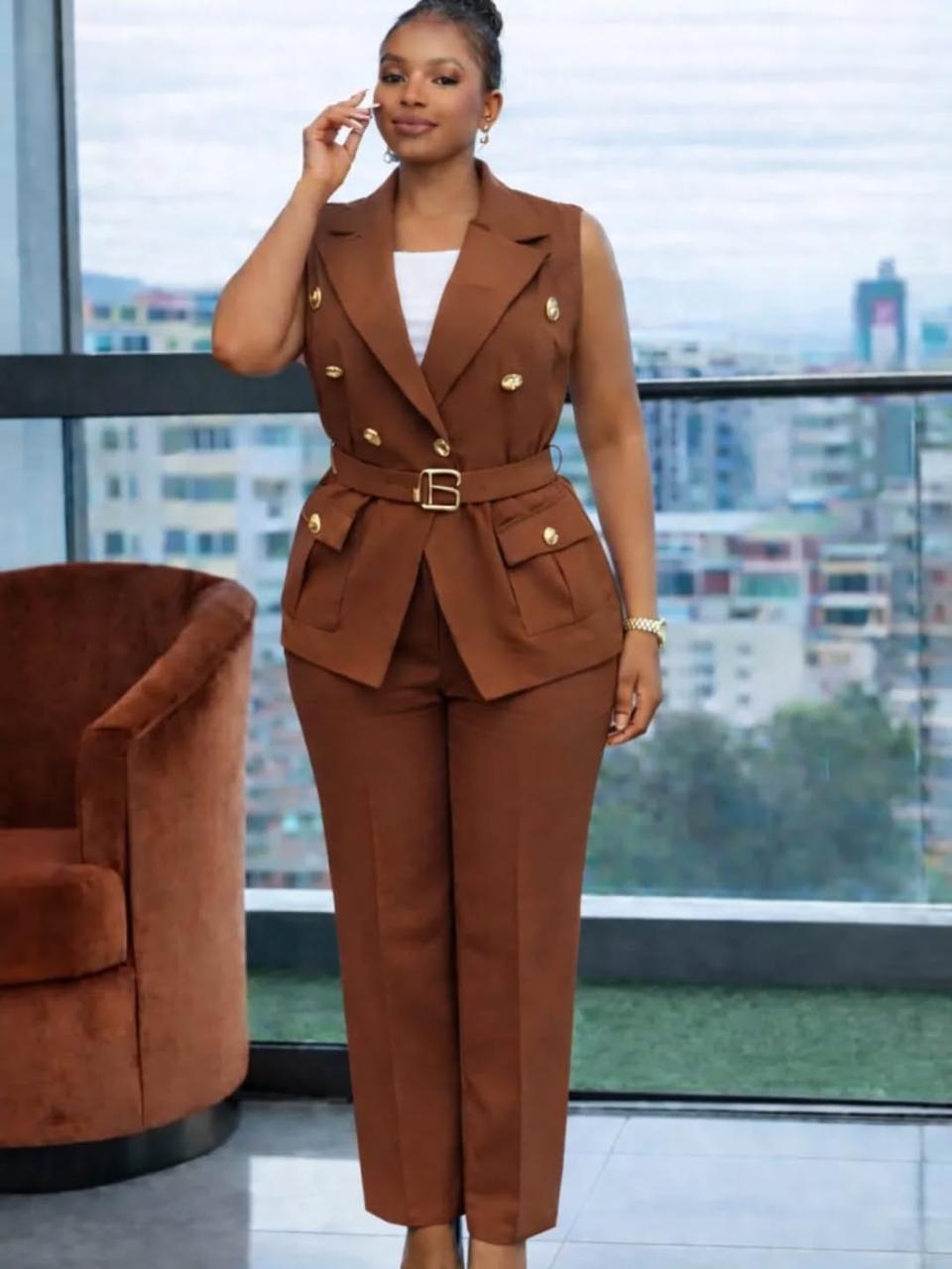 Elegant Women’s Sleeveless Blazer & Trouser Set