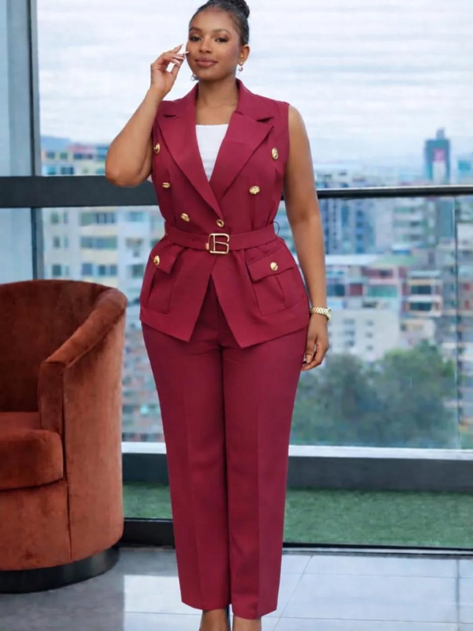 Elegant Women’s Sleeveless Blazer & Trouser Set