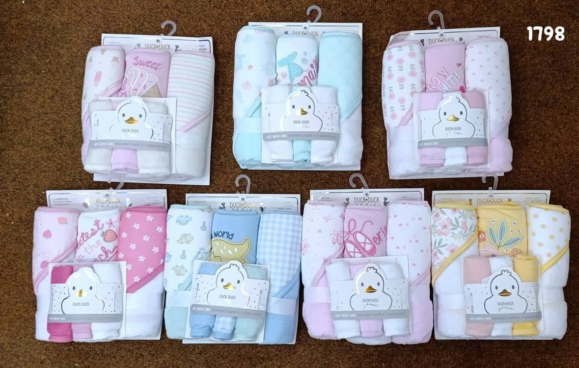 6 PIECE BATH SET THAT HAS 3 HOODED TOWELS  AND 3 WASH CLOTHS