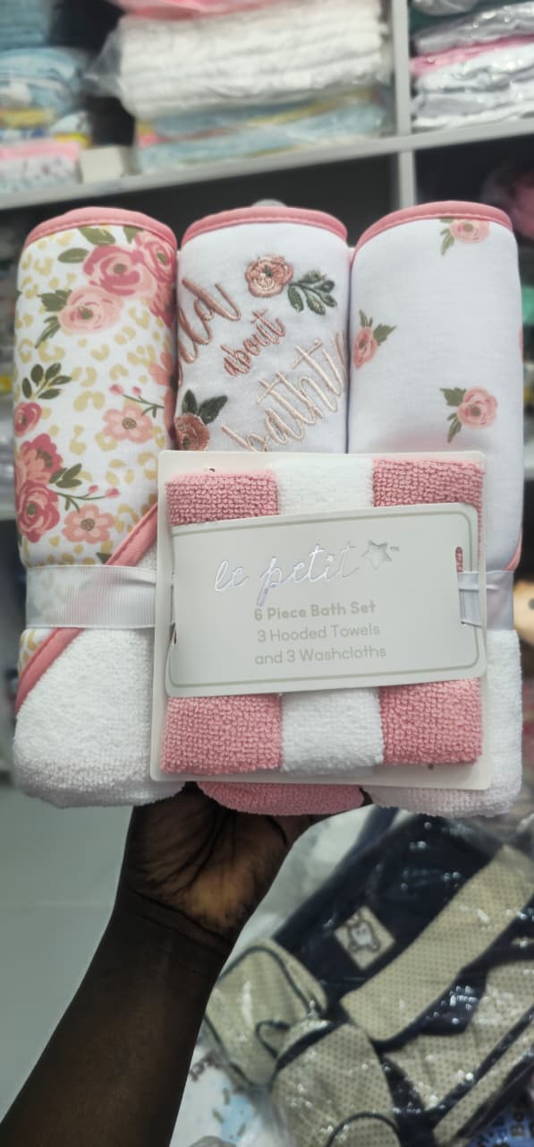 6 PIECE BATH SET THAT HAS 3 HOODED TOWELS  AND 3 WASH CLOTHS