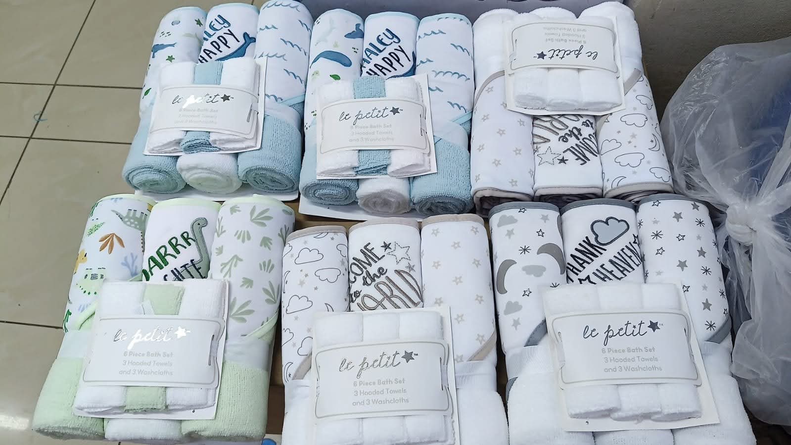 6 PIECE BATH SET THAT HAS 3 HOODED TOWELS  AND 3 WASH CLOTHS