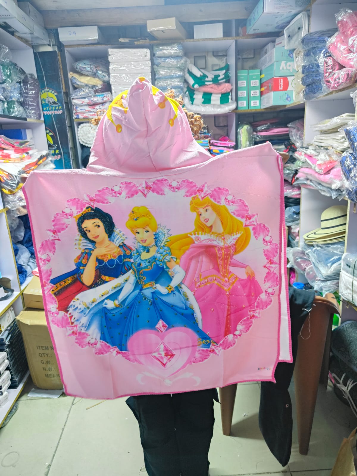 🧸 HOODED CARTOON-THEMED TOWELS Give your little ones the comfort they deserve with these adorable hooded cartoon towels, designed to keep them warm, dry, and super cute after every bath or swim.