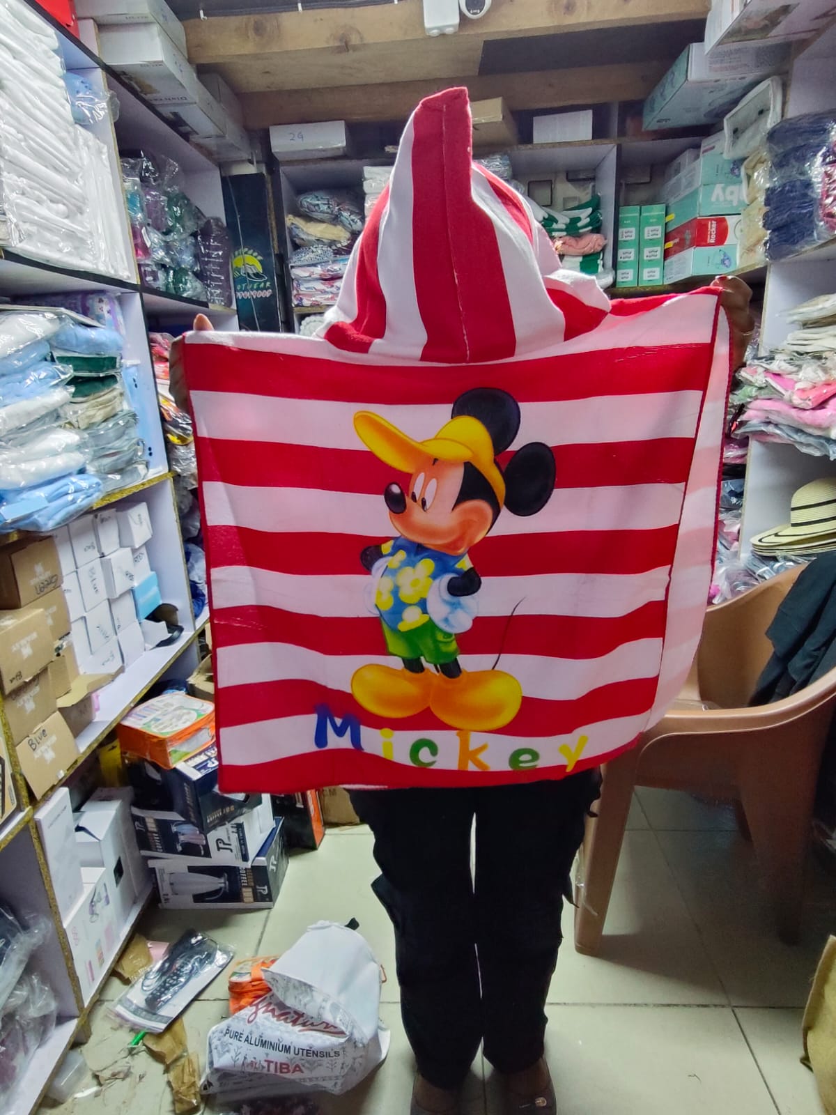 🧸 HOODED CARTOON-THEMED TOWELS Give your little ones the comfort they deserve with these adorable hooded cartoon towels, designed to keep them warm, dry, and super cute after every bath or swim.