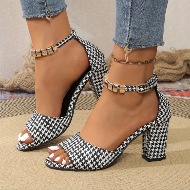 Vintage suede buckle strap chunky heels