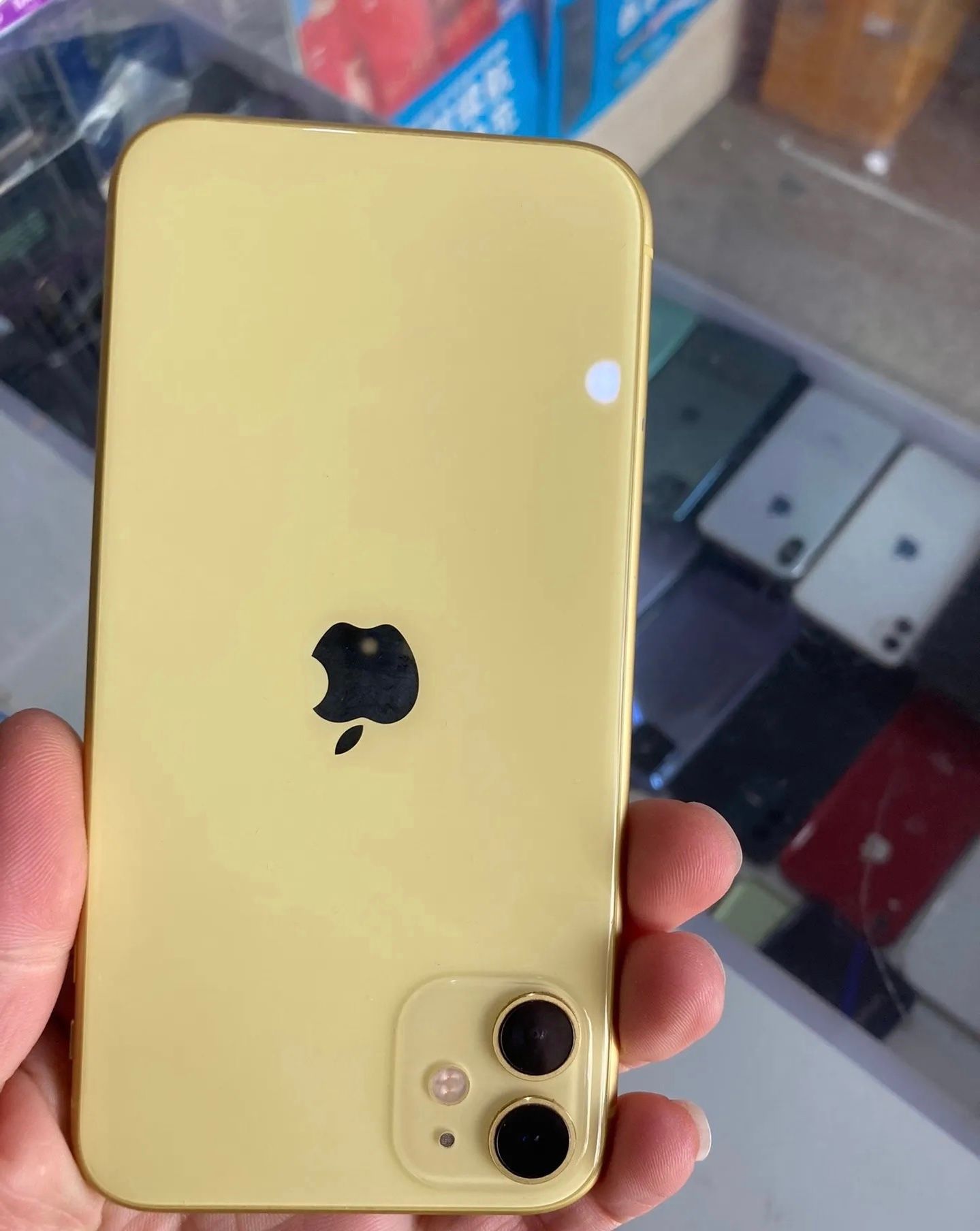 Refurbished Apple iPhone 11 Smartphone, 4GB RAM + 64GB/128GB/256GB Storage, Face ID, Dual SIM, 2G/3G/4G/LTE Compatible, 12MP + 8MP Rear Cameras with Facial Recognition Unlock