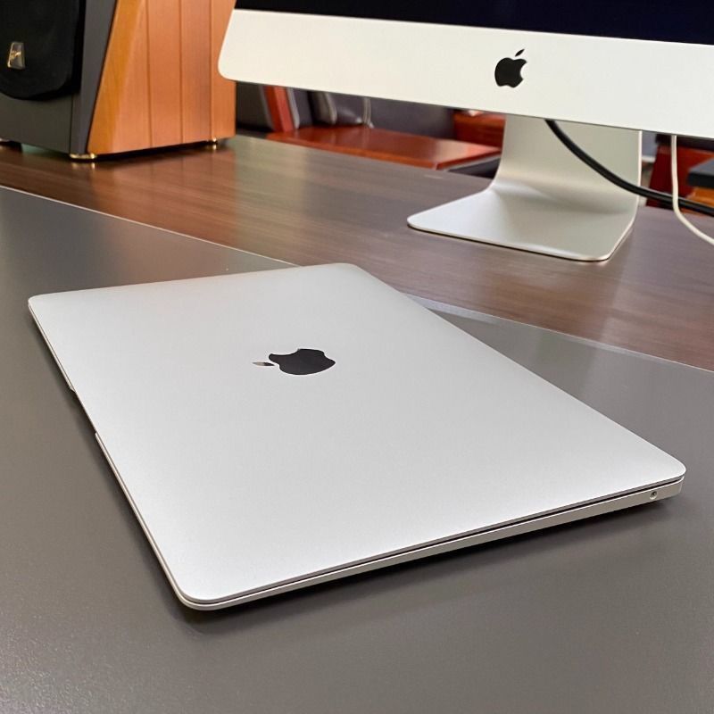 Macbook pro 2015, Core i5 8GB RAM 256GB SSD 13.3" is a versatile, lightweight laptop that offers a powerful performance in a sleek, portable design.