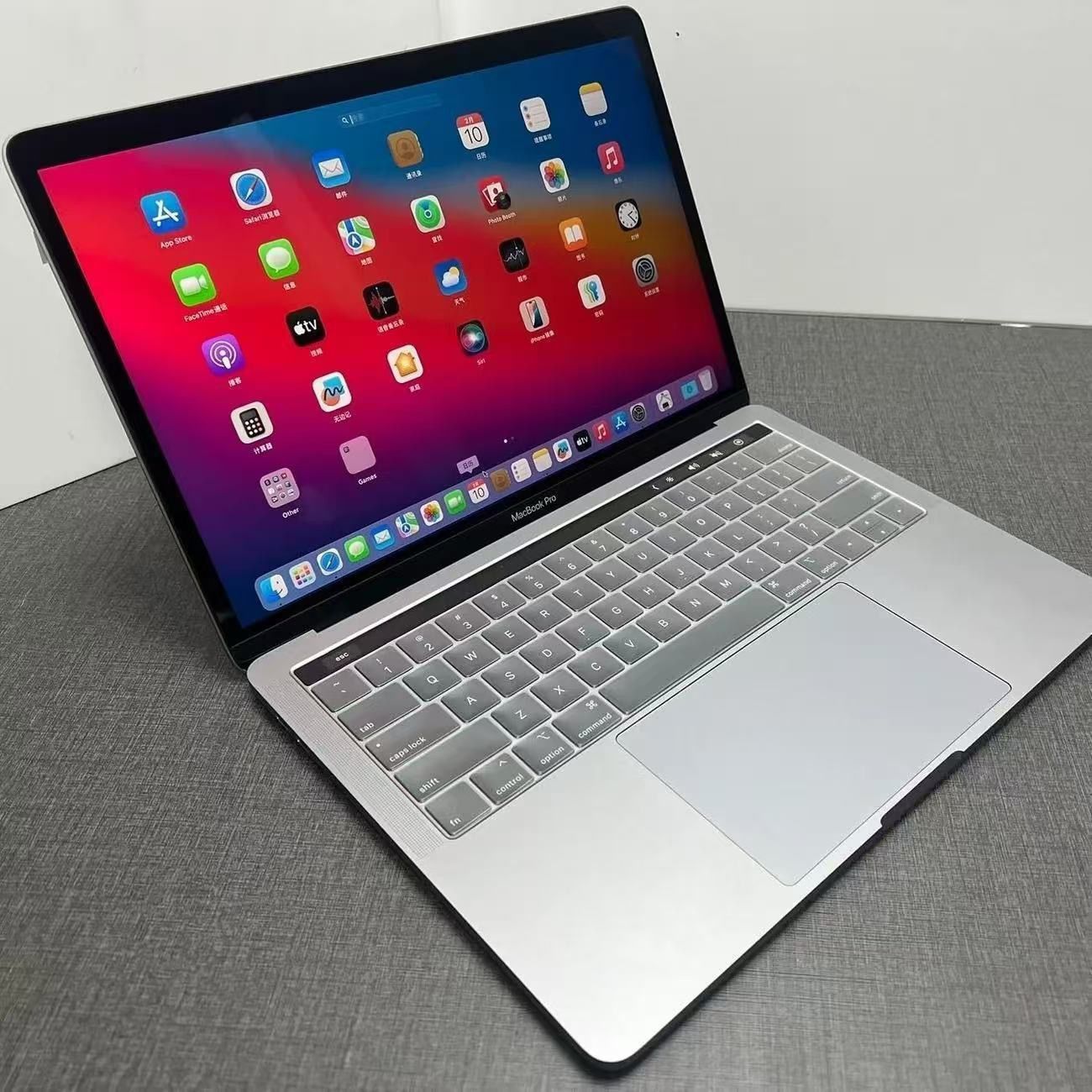 Macbook pro 2015, Core i5 8GB RAM 256GB SSD 11.6" is a versatile, lightweight laptop that offers a powerful performance in a sleek, portable design.
