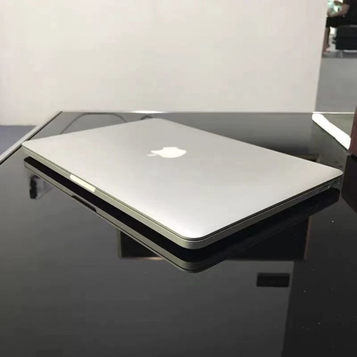 Macbook pro 2015, Core i5 8GB RAM 256GB SSD 11.6" is a versatile, lightweight laptop that offers a powerful performance in a sleek, portable design.