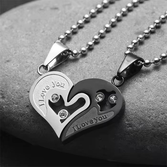 4Pieces Couple's Heart-Shaped “I Love You” Pendant Necklace Lovers' Jewelry Valentine's Day Gift Fashionable Couple's Necklace + Matching Bracelet Unisex Lovers' Necklace & Pendant Holiday Gift Set