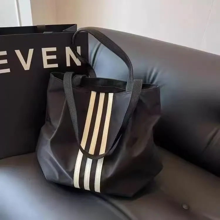 New style women's canvas bag for casual outings in Korea. A unique and high-end fashion bag suitable for work, classes, with a large capacity and a single shoulder strap