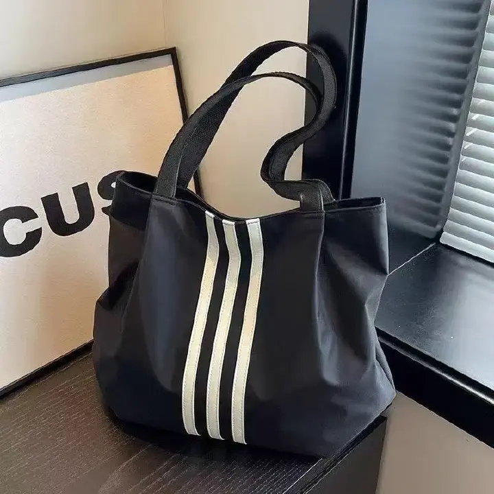 New style women's canvas bag for casual outings in Korea. A unique and high-end fashion bag suitable for work, classes, with a large capacity and a single shoulder strap