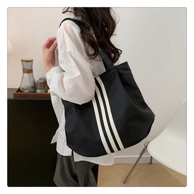 New style women's canvas bag for casual outings in Korea. A unique and high-end fashion bag suitable for work, classes, with a large capacity and a single shoulder strap