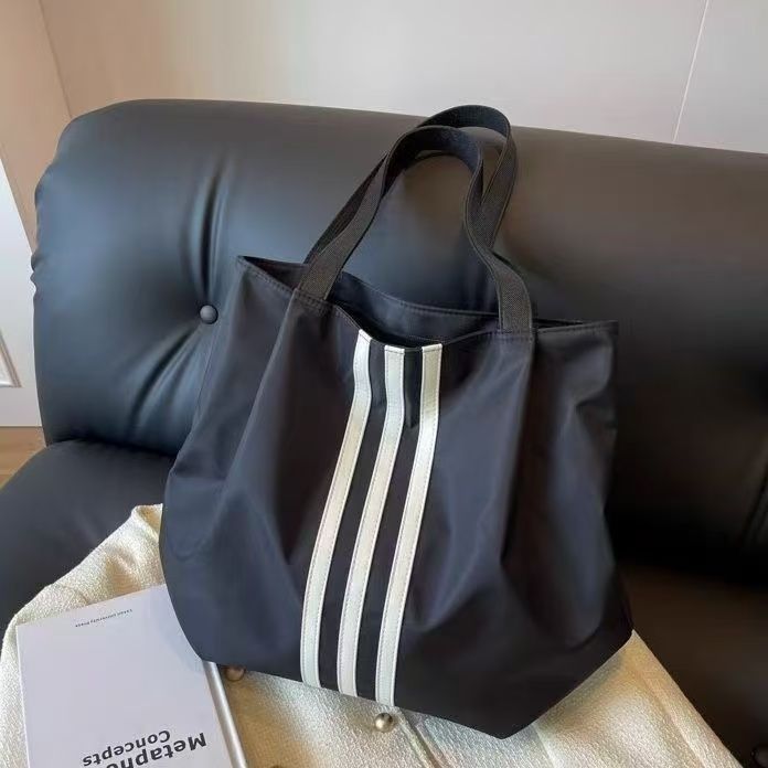 New style women's canvas bag for casual outings in Korea. A unique and high-end fashion bag suitable for work, classes, with a large capacity and a single shoulder strap