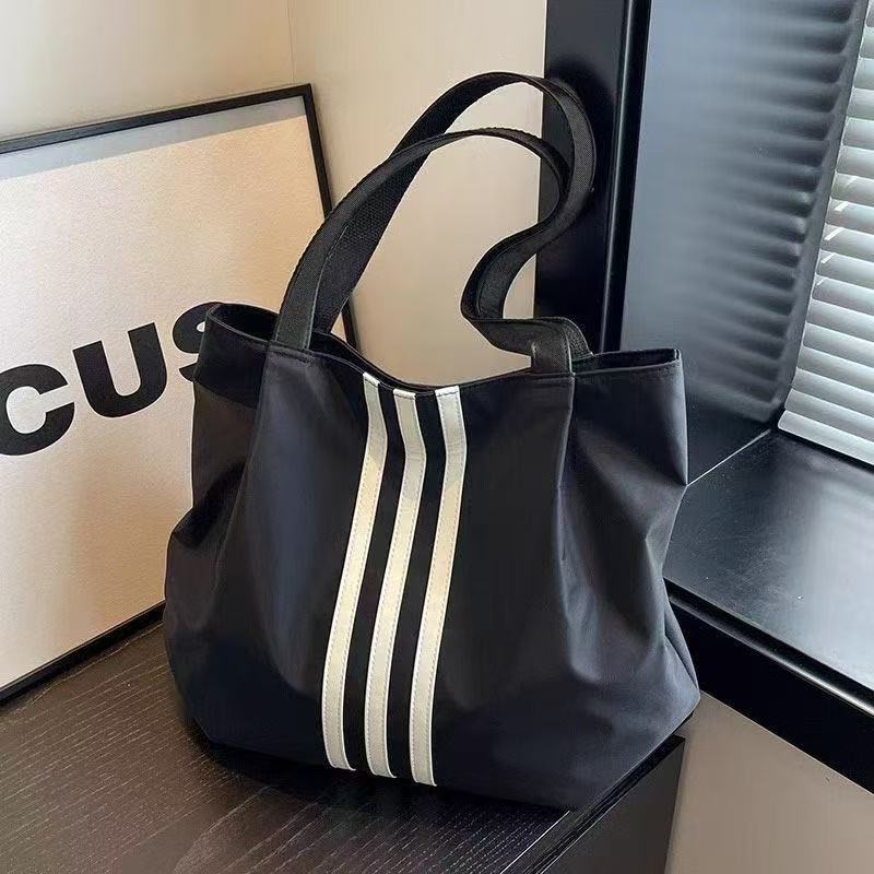 New style women's canvas bag for casual outings in Korea. A unique and high-end fashion bag suitable for work, classes, with a large capacity and a single shoulder strap