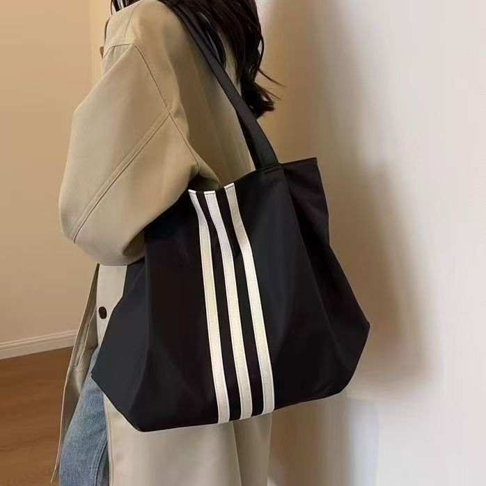 New style women's canvas bag for casual outings in Korea. A unique and high-end fashion bag suitable for work, classes, with a large capacity and a single shoulder strap