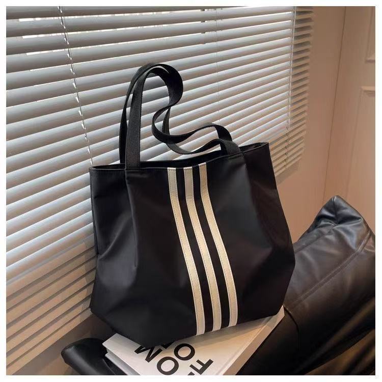 New style women's canvas bag for casual outings in Korea. A unique and high-end fashion bag suitable for work, classes, with a large capacity and a single shoulder strap