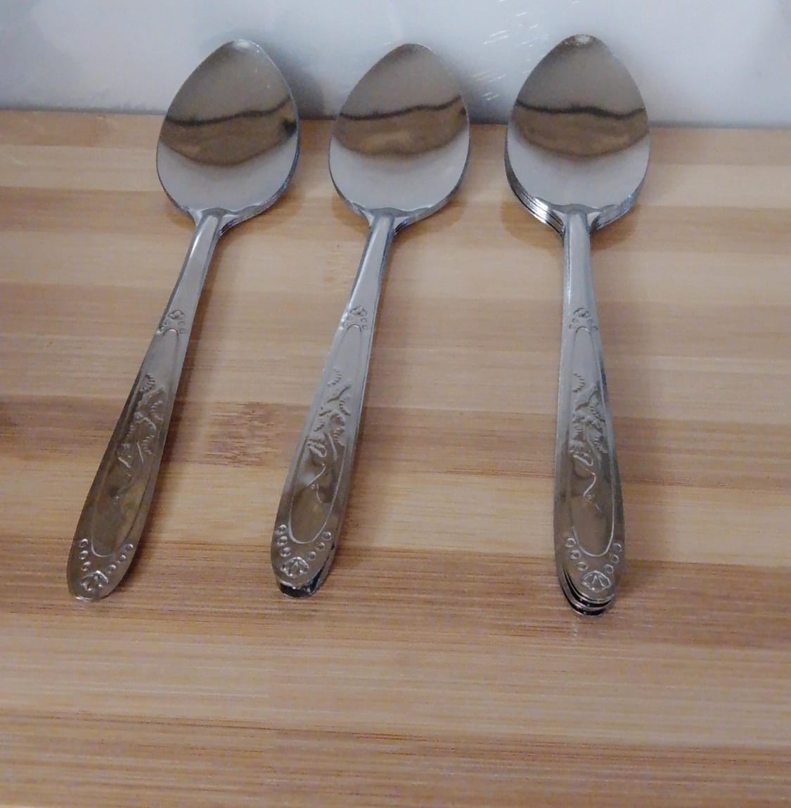 12pcs Stainless Steel Teaspoons with Decorative Handles
Add a touch of elegance to every sip with this premium 12-piece stainless steel teaspoon set. Each spoon features a polished mirror finish that