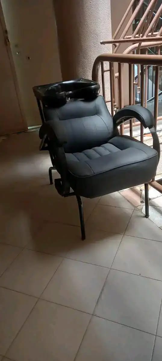 barber chair with an integrated sink. 


The chair features a thickly padded seat and backrest for client comfort. 

It is constructed with a sturdy metal frame and premium leatherette upholstery. 

T