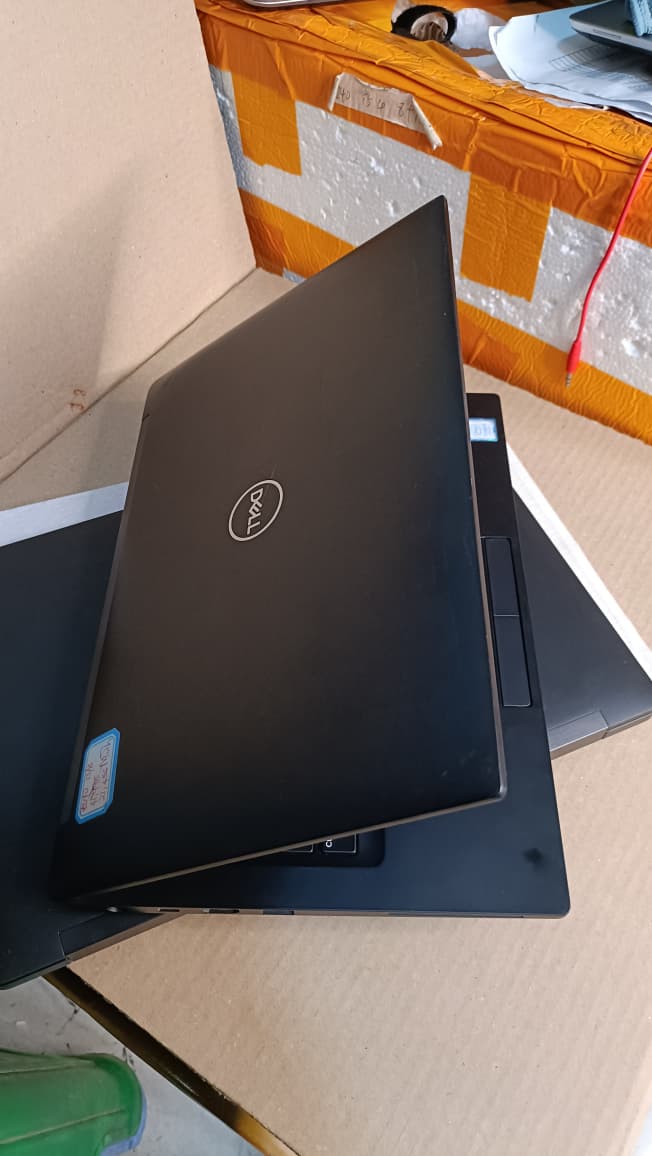 DELL LATITUDE 7280 COI5 6TH GENERATION 8GBRAM 256GBSSD BLACK /HDMI
Business-class laptop that combines dependable performance, slim design, and practical features in a compact 12.5-inch chassis —