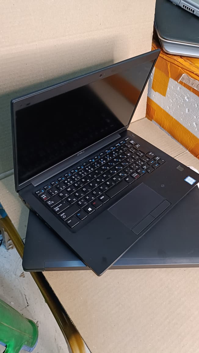 DELL LATITUDE 7280 COI5 6TH GENERATION 8GBRAM 256GBSSD BLACK /HDMI
Business-class laptop that combines dependable performance, slim design, and practical features in a compact 12.5-inch chassis —