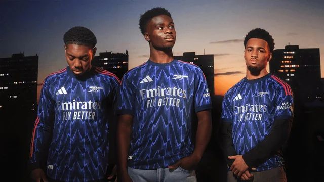 Arsenal 25/26 dark blue third jersey. Lightweight, breathable, quick-dry material. Ideal for football, training, gym, and casual wear. Durable premium kit.