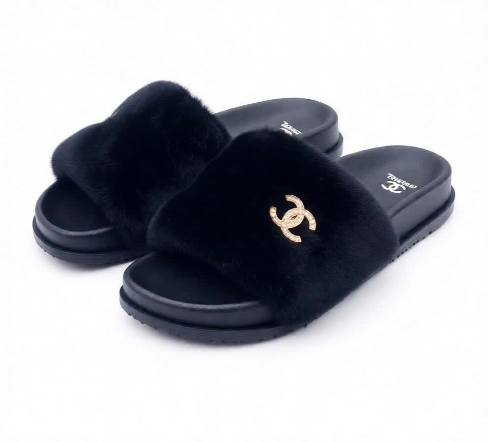 Women’s Luxury Fluffy Slides Soft Fur Open-Toe Slippers with Elegant Metal Detail, Comfortable Lightweight Flat Sandals, Non-Slip Sole, Stylish Indoor & Outdoor Casual Slides for Everyday Wear (37-42)