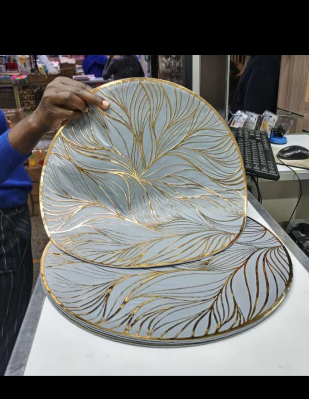 6pcs PVC non-woven, waterproof table mats with gold and silver patterns