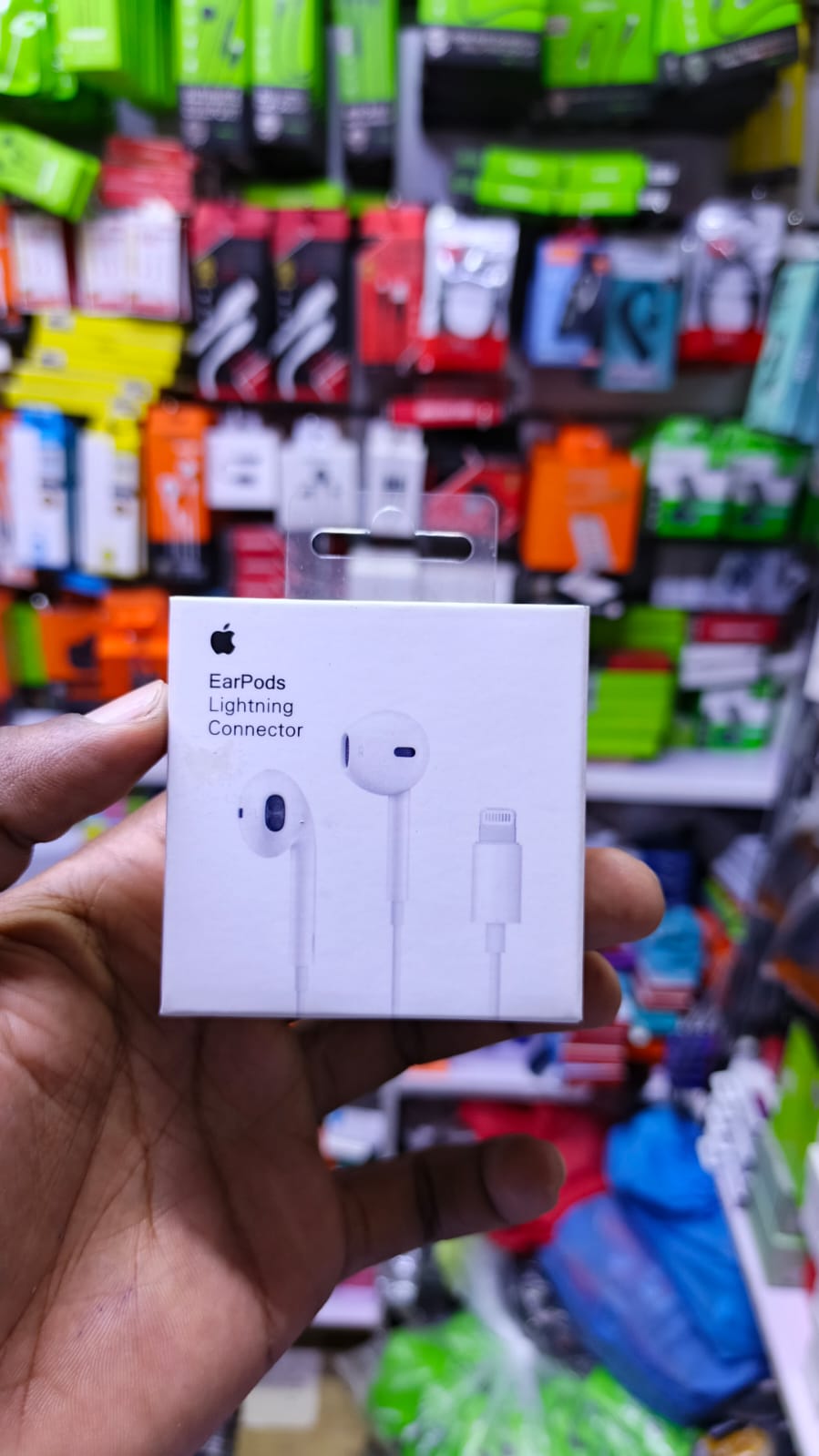 Apple EarPods with Lightning Connector – Wired Earphones with Built-In Mic & Remote, High-Quality Audio, Compatible with iPhone, iPad, and iPod