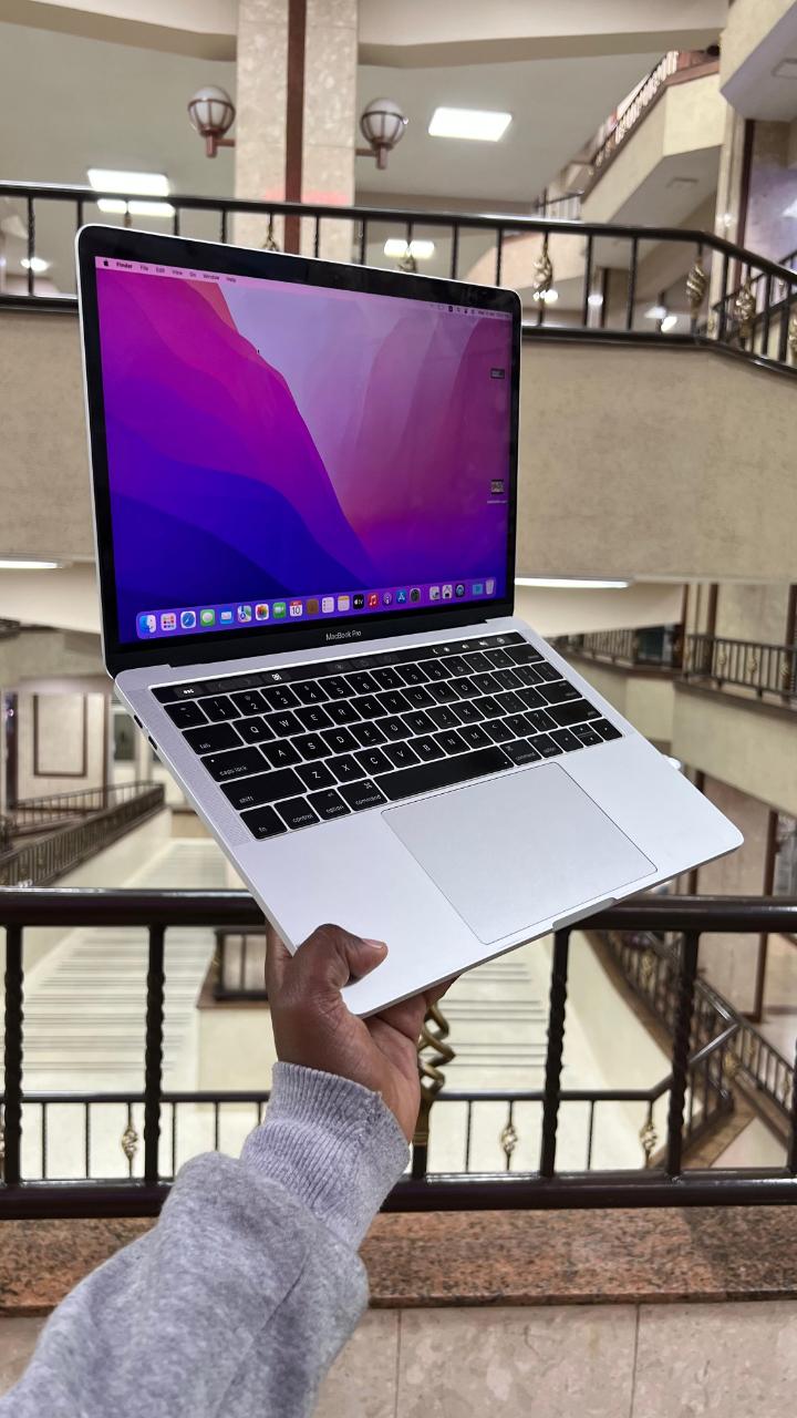 MacBook pro 2016 core i5 with a touchbar