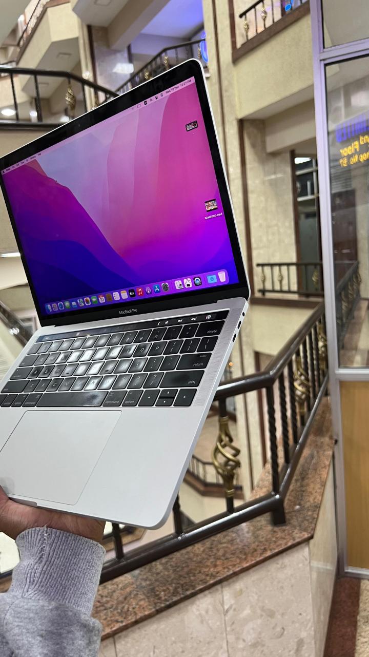 MacBook pro 2016 core i5 with a touchbar