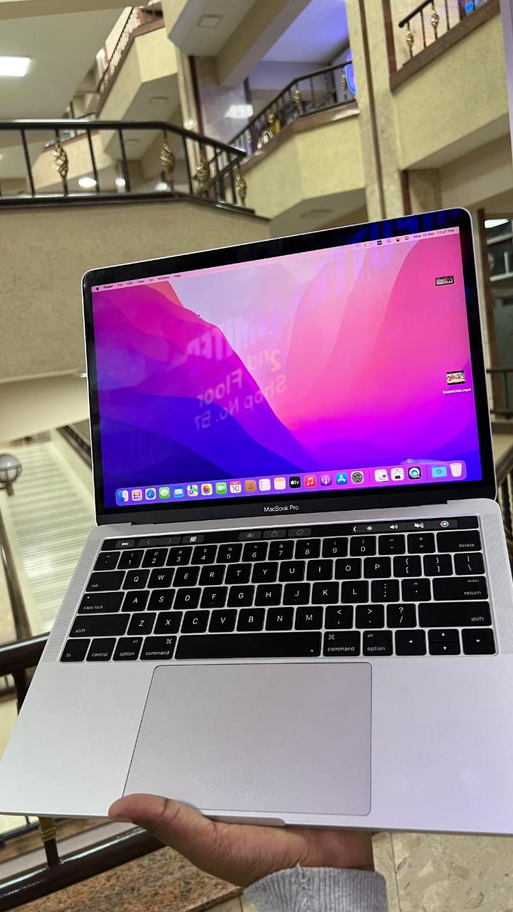 MacBook pro 2016 core i5 with a touchbar