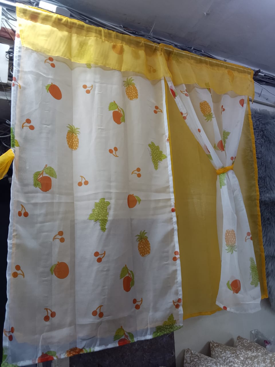 Elegant Kitchen Curtains – Style Meets Function

Give your kitchen a fresh, cozy look with these beautiful curtains, measuring 130 x 115 cm – the perfect fit for most windows. Crafted to let in just t