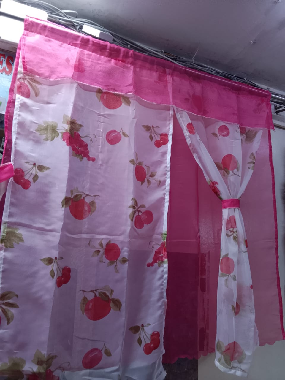 Elegant Kitchen Curtains – Style Meets Function

Give your kitchen a fresh, cozy look with these beautiful curtains, measuring 130 x 115 cm – the perfect fit for most windows. Crafted to let in just t