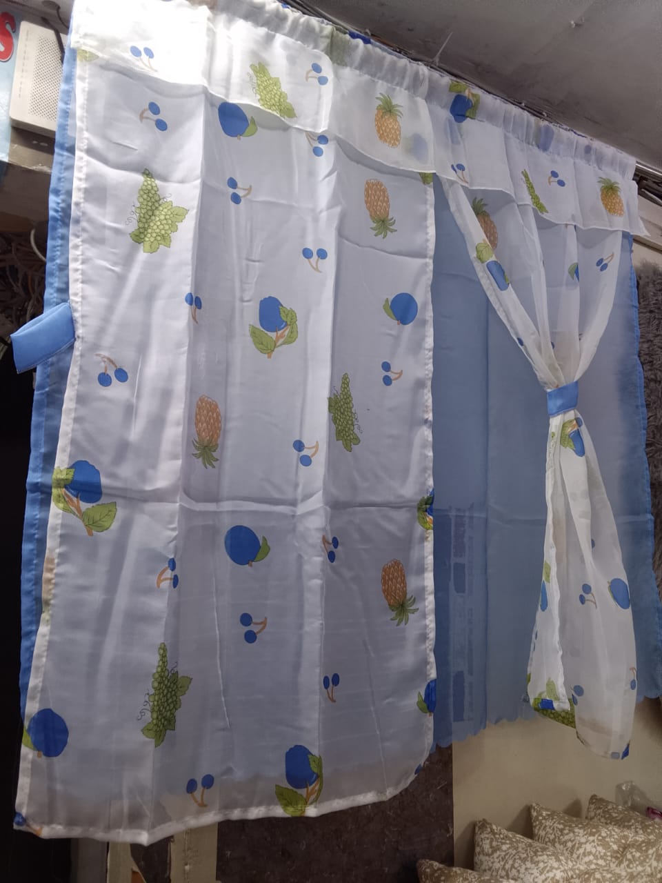 Elegant Kitchen Curtains – Style Meets Function

Give your kitchen a fresh, cozy look with these beautiful curtains, measuring 130 x 115 cm – the perfect fit for most windows. Crafted to let in just t