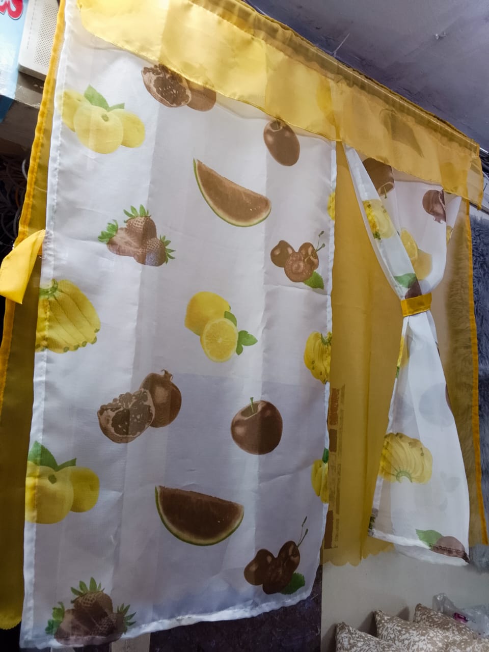 Elegant Kitchen Curtains – Style Meets Function

Give your kitchen a fresh, cozy look with these beautiful curtains, measuring 130 x 115 cm – the perfect fit for most windows. Crafted to let in just t