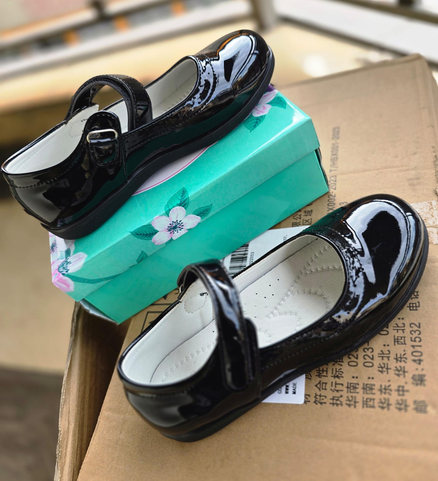 👟 Girls’ High-Quality Black “Wipe & Go” School Shoes – Stylish & Durable! 👟

Keep your little ones looking smart and feeling comfortable with these premium black leather school shoes. Designed for e