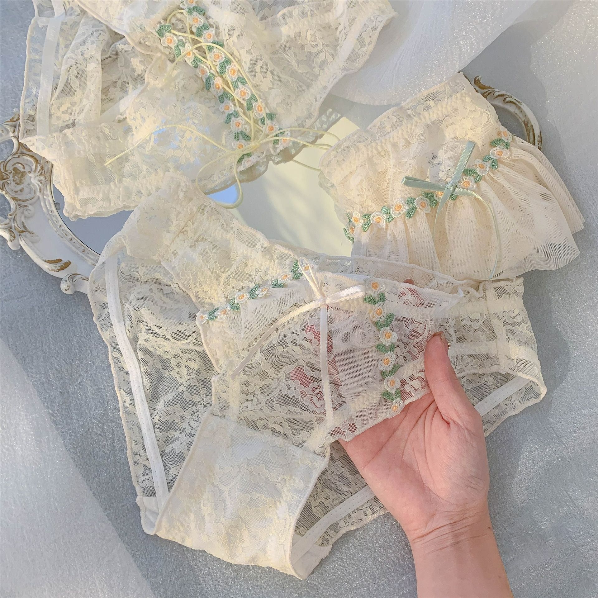 New Arrival Ladies Summer Ultra-thin Lace Flower Underpanties Fashion Sweet Girls Hollow Out Lace Underwear Lingerie Briefs INS Breathable Cheeky Panties Boyshorts M58