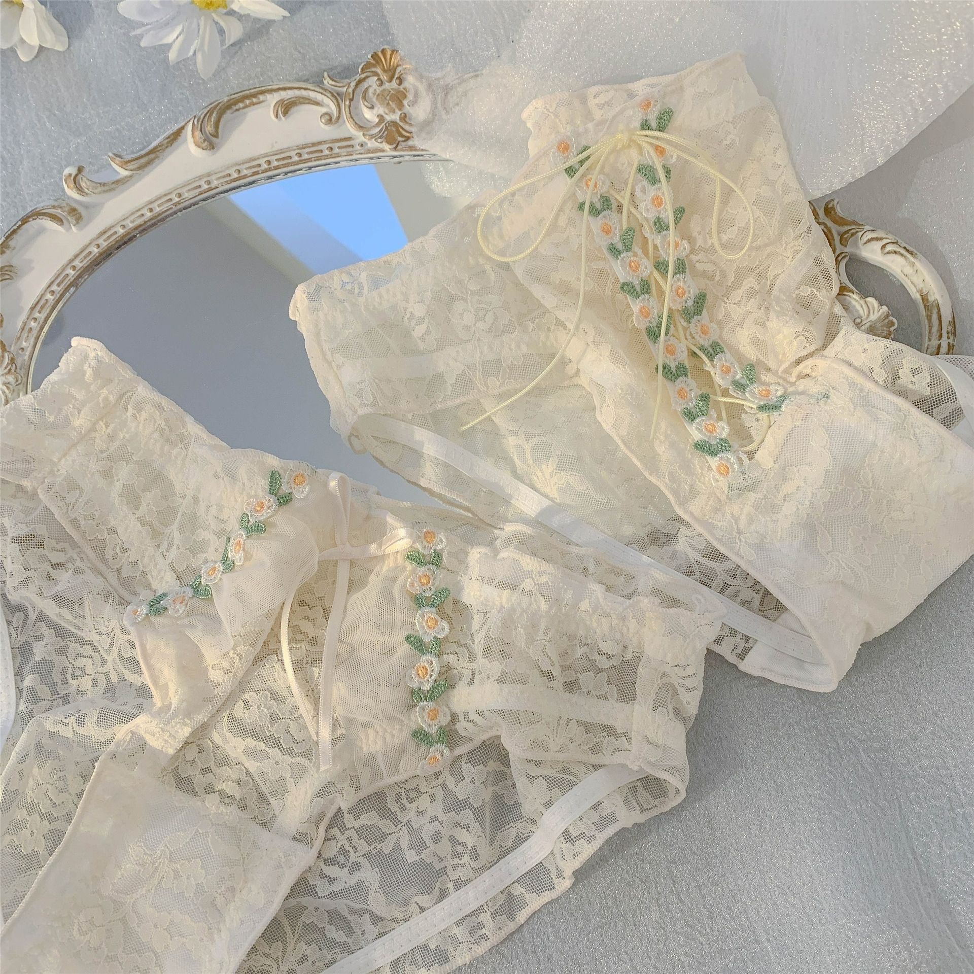 New Arrival Ladies Summer Ultra-thin Lace Flower Underpanties Fashion Sweet Girls Hollow Out Lace Underwear Lingerie Briefs INS Breathable Cheeky Panties Boyshorts M58