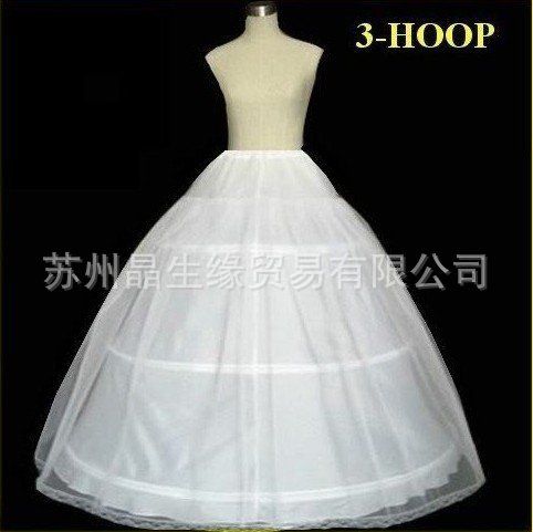 The bride's wedding dress features a three-circle skirt support, a hard net-like puff skirt, an elastic waist lining, and a combination of three steel and one yarn