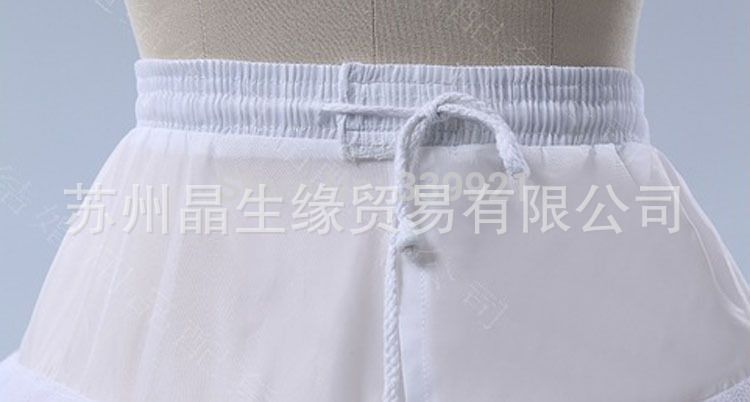 The bride's wedding dress features a three-circle skirt support, a hard net-like puff skirt, an elastic waist lining, and a combination of three steel and one yarn