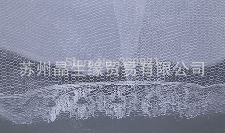 The bride's wedding dress features a three-circle skirt support, a hard net-like puff skirt, an elastic waist lining, and a combination of three steel and one yarn