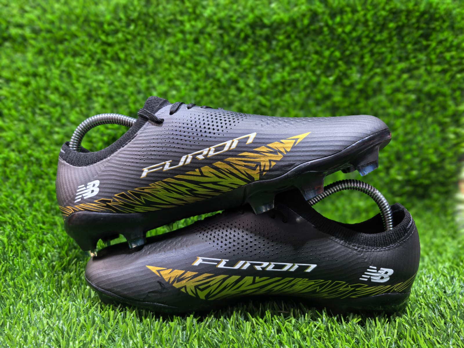 Lightweight SAKA NEWBALANCEE soccer boot cleats designed for speed, control, and stability on the pitch. Built with a snug breathable upper that enhances ball touch and comfort, while the molded studs