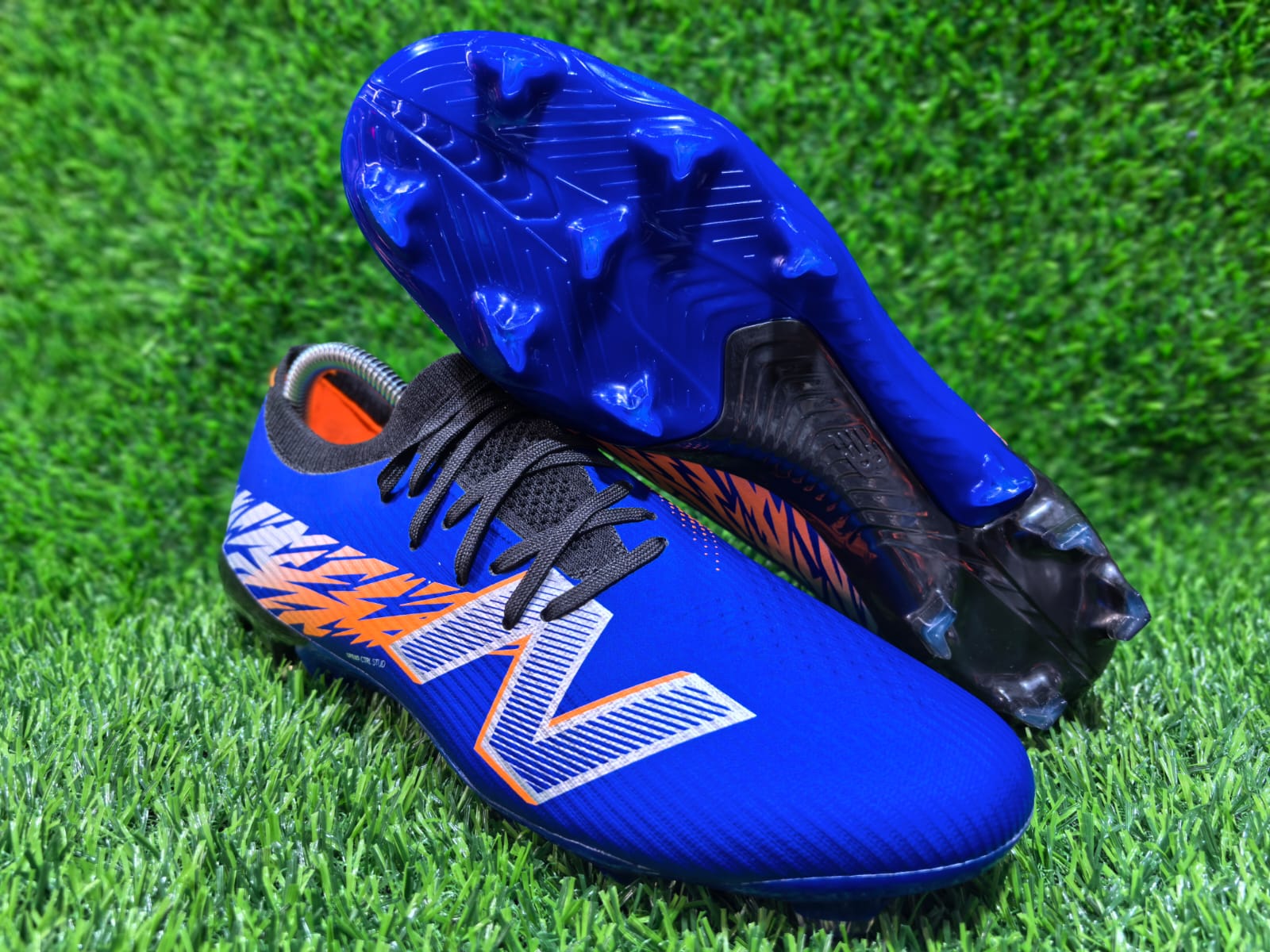 Lightweight SAKA NEWBALANCEE soccer boot cleats designed for speed, control, and stability on the pitch. Built with a snug breathable upper that enhances ball touch and comfort, while the molded studs