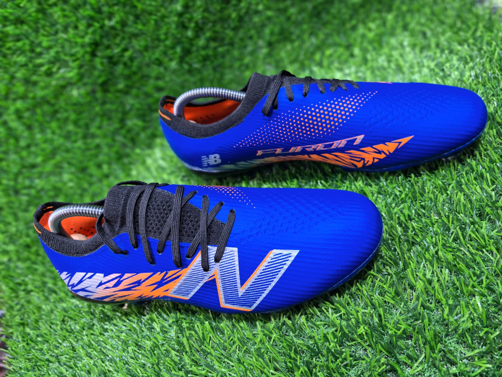 Lightweight SAKA NEWBALANCEE soccer boot cleats designed for speed, control, and stability on the pitch. Built with a snug breathable upper that enhances ball touch and comfort, while the molded studs